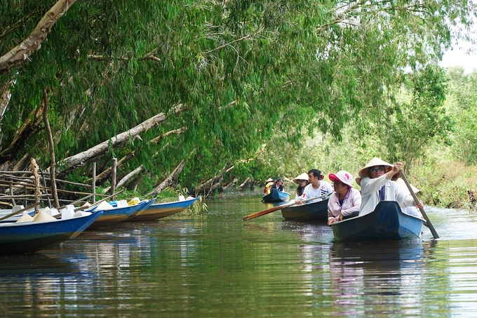 Sau khi vào sâu hơn, khách chuyển qua xuồng chèo tay để khám phá khu rừng. Lúc này, bạn được dịp quan sát kỹ hơn hệ thống động thực vật. Vì không phải mùa nước nổi, người dân nơi đây phải đào đất cho lòng sông rộng hơn, để thuyền có thể dễ dàng di chuyển. Sau khi vào sâu hơn, khách chuyển qua xuồng chèo tay để khám phá khu rừng. Lúc này, bạn được dịp quan sát kỹ hơn hệ thống động thực vật. Vì không phải mùa nước nổi, người dân nơi đây phải đào đất cho lòng sông rộng hơn, để thuyền có thể dễ dàng di chuyển.