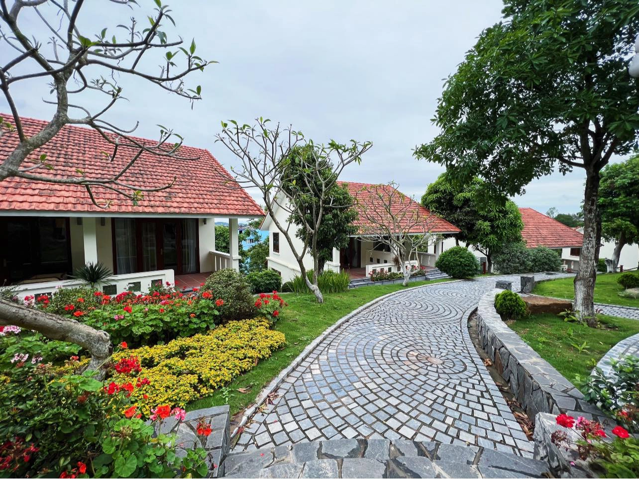 Một góc vườn nhỏ cạnh các căn song lập trong khu nghỉ dưỡng. Ảnh: Fb Senna Wellness Retreat.