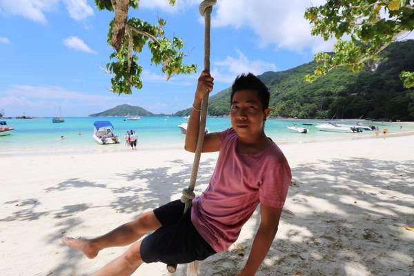 Bãi biển cát trắng nước xanh ngọc bên trong một resort ở đảo Mahé, Seychelles. Bãi biển cát trắng nước xanh ngọc bên trong một resort ở đảo Mahé, Seychelles.