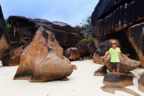 Một góc bãi đá granite trên nền cát trắng mịn màng ở đảo Le Curieuse Một góc bãi đá granite trên nền cát trắng mịn màng ở đảo Le Curieuse