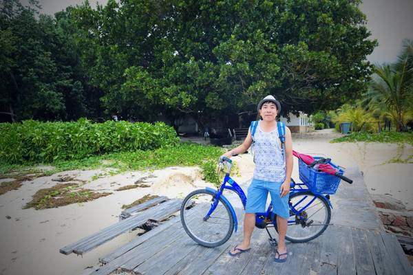 Đạp xe rong ruổi trên đảo La Digue, Seychelles. Đạp xe rong ruổi trên đảo La Digue, Seychelles.