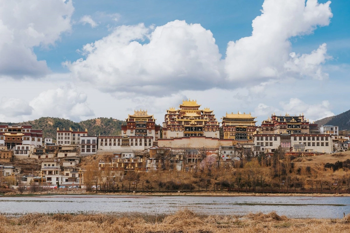   Tháng 4/2019, Trần Trung Hiếu (TP Hội An) có dịp ghé thăm Shangri-la cùng những người bạn. Nơi đây được biết tới nhiều trong tiểu thuyết “Đường chân trời đã mất” (Lost Horizon) của nhà văn Anh James Hilton, thu hút nhiều du khách Việt.  Shangri-la nằm trong cao nguyên hơn 3.300 m so với mực nước biển, bao quanh bởi những ngọn đồi xanh tươi tốt, hồ nước tuyệt đẹp, không khí trong lành.   Trong ảnh là Songzanlin (Tùng Tán Lâm), tu viện lớn của Phật giáo dòng Mật tông, nằm trên ngọn đồi cao, thuộc dòng tu của các Lạt Ma. Tu viện dựng từ năm 1679 theo nguyên mẫu thu nhỏ của cung điện Potala - Lhasa Tây Tạng, nổi bật với những mái nhọn dát vàng rực rỡ. Trải qua bao biến cố thăng trầm của lịch sử, tu viện vẫn tồn tại gần như nguyên vẹn. Có thời điểm, số nhà sư ở đây lên đến 3.000 người.