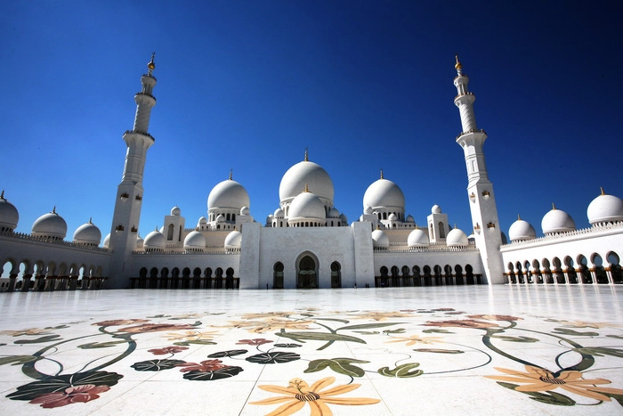 Thánh đường Sheikh Zayed có tổng diện tích hơn 22.000m2 với 4 cổng, 82 mái vòm, 4 ngọn tháp cao 107m. Ảnh: Dương Quán Hạ