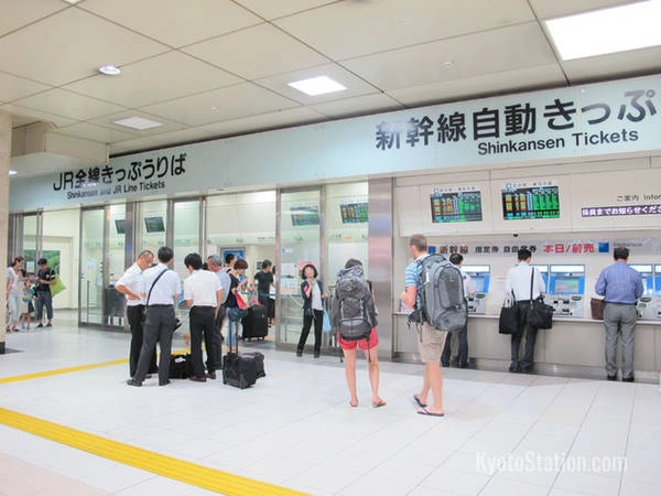 Tính đến năm 2012, Shinkansen chưa để xảy ra bất kỳ vụ tai nạn chết người nào. Vận tốc mà Shinkansen loại thường có thể đạt được là 443 km/h, tàu đệm từ (phiên bản nâng cấp từ Shinkansen) có thể đạt vận tốc tới 603 km/h trong một cuộc thử nghiệm, theo số liệu của CNN năm 2016. Tuy nhiên vì hạn chế việc ô nhiễm âm thanh, con tàu chỉ hoạt động ở vận tốc 240-300km/h.