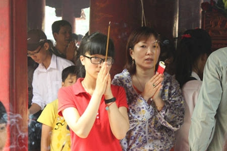  Mẹ con cùng cầu.