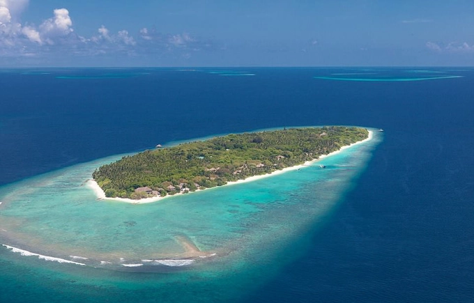 Soneva Fushi là một hòn đảo nhỏ, hẻo lánh, nằm ngoài khơi của Maldives. Trên hòn đảo này có một khu nghỉ dưỡng siêu sang, và là điểm đến yêu thích của nhiều ngôi sao như Rita Ora, Madonna, Jenna Coleman, vợ chồng David Beckham... Soneva Fushi là một hòn đảo nhỏ, hẻo lánh, nằm ngoài khơi của Maldives. Trên hòn đảo này có một khu nghỉ dưỡng siêu sang, và là điểm đến yêu thích của nhiều ngôi sao như Rita Ora, Madonna, Jenna Coleman, vợ chồng David Beckham...