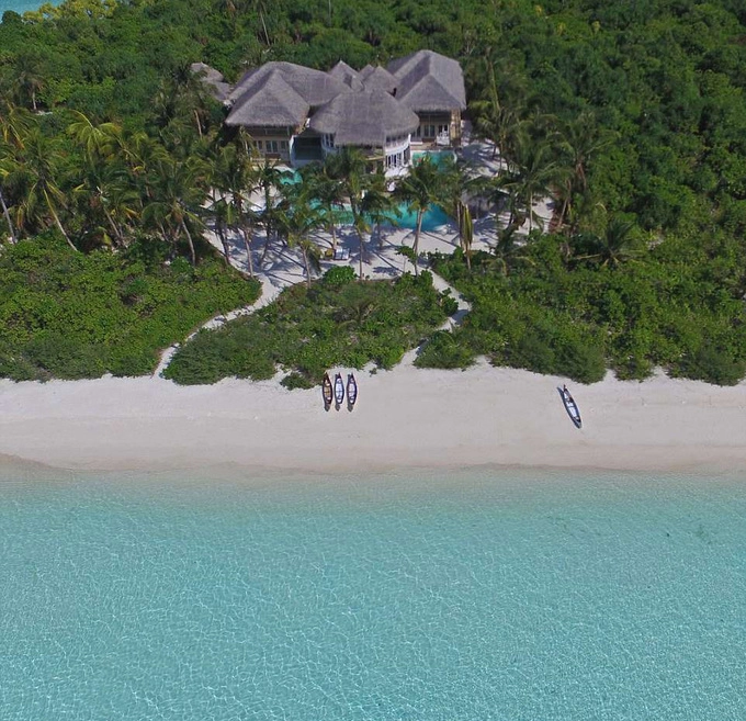 Đây là khu nghỉ dưỡng sang trọng đầu tiên ở Maldives, được bao phủ 4 phía bởi biển cả và cây xanh. Trên đảo còn có cả một rạp chiếu phim ngoài trời. Đây là khu nghỉ dưỡng sang trọng đầu tiên ở Maldives, được bao phủ 4 phía bởi biển cả và cây xanh. Trên đảo còn có cả một rạp chiếu phim ngoài trời.