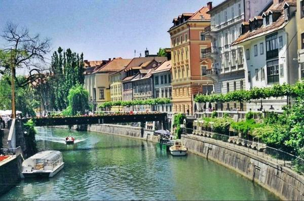 Dạo thuyền trên kênh quanh thành phố Ljubljana - Ảnh: wordpress Dạo thuyền trên kênh quanh thành phố Ljubljana - Ảnh: wordpress