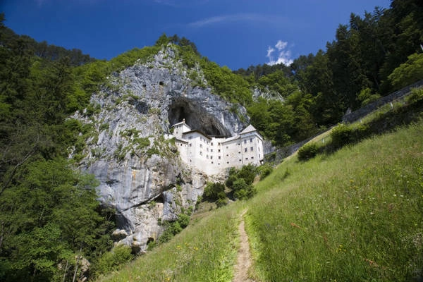 Predjama, lâu đài trong vách đá ở Slovenia - Ảnh: wordpress Predjama, lâu đài trong vách đá ở Slovenia - Ảnh: wordpress