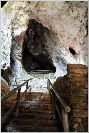 Tầng hầm lâu đài Predjama ở Slovenia - Ảnh: housandwonders Tầng hầm lâu đài Predjama ở Slovenia - Ảnh: housandwonders