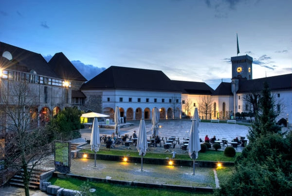 Bên trong lâu đài Ljubljana, nơi diễn ra nhiều sự kiện văn hóa nghệ thuật của Slovenia - Ảnh: thousandwonders Bên trong lâu đài Ljubljana, nơi diễn ra nhiều sự kiện văn hóa nghệ thuật của Slovenia - Ảnh: thousandwonders