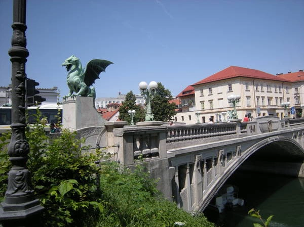 Cầu rồng (rồng là biểu tượng của Ljubljana) ở Ljubljana - Ảnh: wordpress Cầu rồng (rồng là biểu tượng của Ljubljana) ở Ljubljana - Ảnh: wordpress