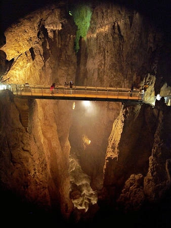 Cầu Cerkvenik trong hang động Skocjan - Ảnh: wondermondo Cầu Cerkvenik trong hang động Skocjan - Ảnh: wondermondo