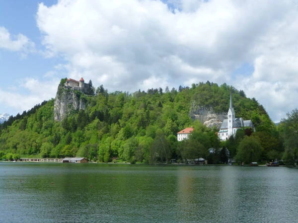 Lâu đài nhìn xuống hồ Bled - Ảnh: geo Lâu đài nhìn xuống hồ Bled - Ảnh: geo