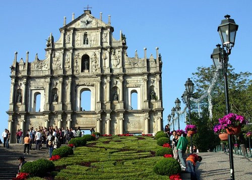 Nhà thờ Thánh Phaolô (St. Paul), còn được gọi là "Mater Dei", được xây dựng bởi người Bồ Đào Nha vào thế kỷ 17 để kính Thánh Phaolô Tông Đồ. Đây là một trong những địa danh lịch sử nổi tiếng nhất của Macau, được UNESCO công nhận là Di sản thế giới vào năm 2005. Nhà thờ Thánh Phaolô (St. Paul), còn được gọi là "Mater Dei", được xây dựng bởi người Bồ Đào Nha vào thế kỷ 17 để kính Thánh Phaolô Tông Đồ. Đây là một trong những địa danh lịch sử nổi tiếng nhất của Macau, được UNESCO công nhận là Di sản thế giới vào năm 2005.
