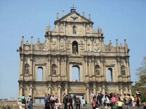 Nhà thờ được xây dựng từ năm 1602 đến năm 1640 bởi các linh mục Dòng Tên (Jesuit) khi họ đến vùng Viễn Đông để truyền đạo Công giáo. Các linh mục Dòng Tên đầu tiên vào Trung Quốc qua khu định cư của người Bồ Đào Nha ở Macau và nhà thờ Thánh Phaolô là nhà thờ đầu tiên mà họ xây dựng. Ban đầu, di tích này là một khu phức hợp gồm cả trường Đại học Thánh Phaolô, ngôi trường phương Tây đầu tiên ở Đông Á và nhà thờ chính tòa Thánh Phaolô. Đây là một trong những nhà thờ công giáo lớn nhất châu Á vào thời đó. Nhà thờ được xây dựng từ năm 1602 đến năm 1640 bởi các linh mục Dòng Tên (Jesuit) khi họ đến vùng Viễn Đông để truyền đạo Công giáo. Các linh mục Dòng Tên đầu tiên vào Trung Quốc qua khu định cư của người Bồ Đào Nha ở Macau và nhà thờ Thánh Phaolô là nhà thờ đầu tiên mà họ xây dựng. Ban đầu, di tích này là một khu phức hợp gồm cả trường Đại học Thánh Phaolô, ngôi trường phương Tây đầu tiên ở Đông Á và nhà thờ chính tòa Thánh Phaolô. Đây là một trong những nhà thờ công giáo lớn nhất châu Á vào thời đó.