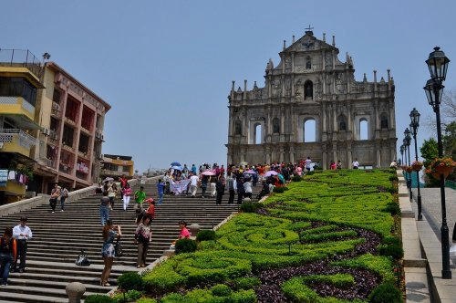 Nguyên bản nhà thờ Thánh Phaolô được xây bằng gỗ với mặt tiền đẹp bằng đá hoa cương. Tuy nhiên, ngày nay mặt tiền đá hoa cương là phần duy nhất còn sót lại của công trình này sau các vụ hỏa hoạn trong lịch sử. Nguyên bản nhà thờ Thánh Phaolô được xây bằng gỗ với mặt tiền đẹp bằng đá hoa cương. Tuy nhiên, ngày nay mặt tiền đá hoa cương là phần duy nhất còn sót lại của công trình này sau các vụ hỏa hoạn trong lịch sử.