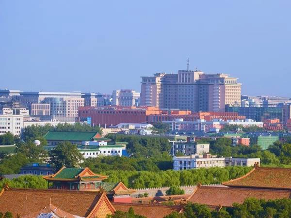 Nhưng có lẽ với tốc độ đô thị quá quá nhanh ở Trung Quốc thì chỉ cần một góc chụp rộng hơn, bạn sẽ thấy Tử Cấm Thành hoàn toàn bị chìm nghỉm trước những tòa nhà cao lớn, đồ sộ.
