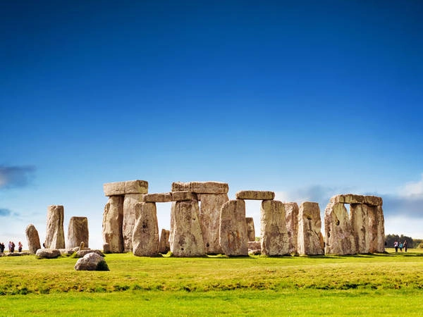 Stonehenge là một công trình tượng đài cự thạch thời kỳ đồ đá mới và thời kỳ đồ đồng gần Amesbury ở Anh, thuộc hạt Wiltshire, 13 km về phía bắc Salisbury. Công trình này bao gồm các công sự bằng đất bao quanh một vòng đá, là một trong những địa điểm tiền sử nổi tiếng thế giới. 