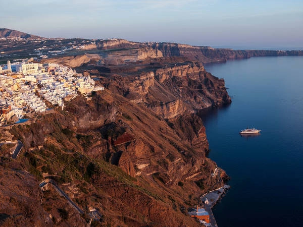 Nhưng với chụp từ góc xa và rộng hơn, với những vách đá dựng thế này thì Santorini chẳng được lung linh như những khuôn hình thường thấy!