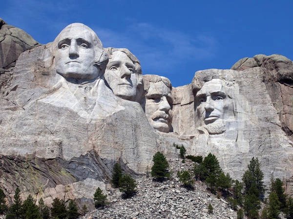 Núi Rushmore - Khu Tưởng niệm Quốc gia là một tác phẩm điêu khắc được tạc vào khối đá granite trên núi Rushmore, gần thành phố Keystone, tiểu bang South Dakota, Mỹ. Trên những bức ảnh thường thấy, tác phẩm này quả thực quá đỗi hoành tráng, hùng vĩ.