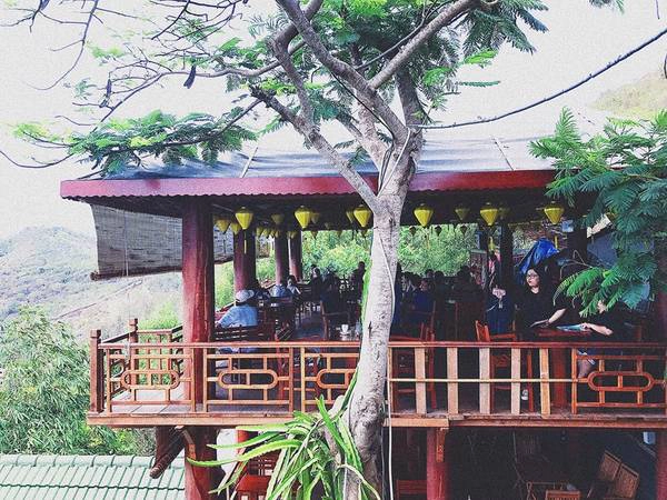 Không gian quán rộng rãi,thoáng mát phù hợp cho gia đình,bạn bè cũng như các cặp đôi tâm sự vì thế nơi đây luôn có du khách tấp nập ra vào. Không gian quán rộng rãi,thoáng mát phù hợp cho gia đình,bạn bè cũng như các cặp đôi tâm sự vì thế nơi đây luôn có du khách tấp nập ra vào.