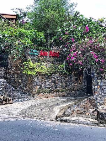 Đây là cổng đầu tiên của quán, nhìn rất cổ kính và thích hợp để check-in. Đây là cổng đầu tiên của quán, nhìn rất cổ kính và thích hợp để check-in.