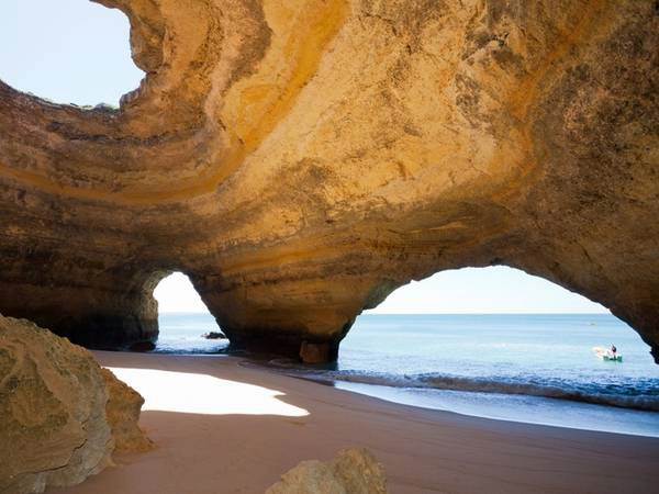 Hang Benagil's Sea: Đi biển đẹp mà không phải lo bị cháy nắng là điểm thu hút của hang động ven biển ở bờ biển Algarve, Bồ Đào Nha. Hơn nữa những khung cửa tò vò đẹp mê mẩn, nhất là lúc ánh sáng mặt trời phản chiếu lên thành hang qua mặt nước trông như tranh vẽ. 