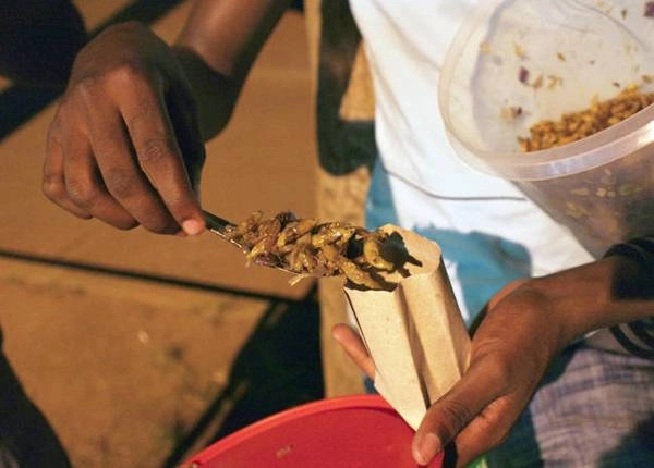 Châu chấu Nsenene châu Phi chiên giòn là món phổ biến ở Uganda. Vị của nó được ví như sự kết hợp giữa thịt gà và tôm. Châu chấu Nsenene châu Phi chiên giòn là món phổ biến ở Uganda. Vị của nó được ví như sự kết hợp giữa thịt gà và tôm.