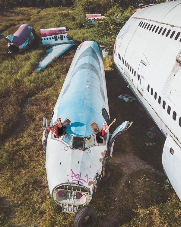 Airplane Graveyard nằm ở ngoại ô Bangkok, không phải điểm du lịch nhưng lại là góc sống ảo có tiếng đối với các phượt thủ. Đây là bãi vứt những chiếc máy bay đã hỏng, hết thời hạn sử dụng nằm lăn lóc trên bãi đất trống, xung quanh hoang vắng, chỉ vài tòa nhà cao tầng làm nền.