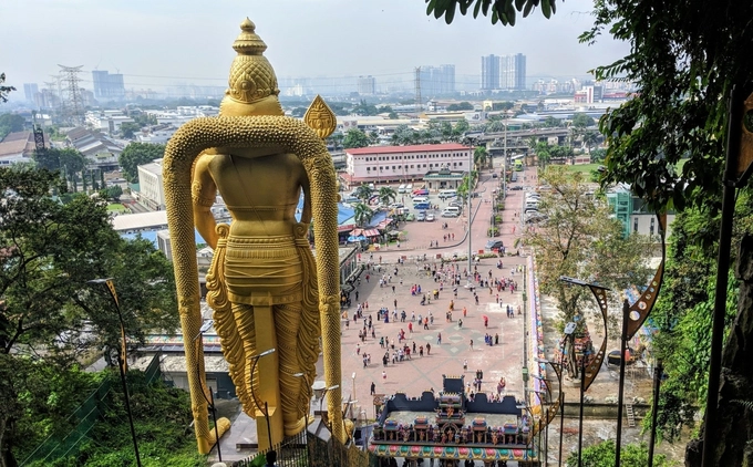 Lên đến đỉnh, du khách phóng tầm mắt chiêm ngưỡng toàn cảnh thành phố từ trên cao. Vì không xa thủ đô nên bạn dễ dàng đi về trong một buổi. Tour trọn gọi có giá trung bình 400.000 đồng/người.