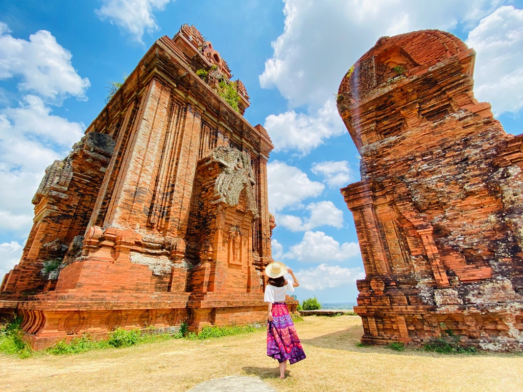 Quy Nhơn hay Phú Yên đều sở hữu những địa điểm check-in tuyệt đẹp cho chuyến du lịch hè của du khách. Tuy nhiên, một điều đáng lưu ý là các điểm đẹp ở cả hai nơi đều cách nhau khá xa. Cộng với khí hậu nắng nóng của khu vực miền Trung, việc tham quan của du khách hứa hẹn gặp khá nhiều khó khăn. Do đó, bạn cần vạch ra những tuyến đường cụ thể để có thể kết hợp đi 2-3 điểm/ngày. 