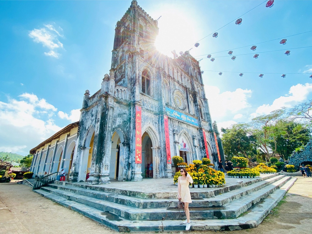 Nhà thờ Mằng Lăng (Tuy An, Phú Yên) cũng là một địa điểm hút khách ghé thăm. Kiến trúc gothic cổ với những hoa văn độc đáo cùng màu sơn xanh đem đến một cảm giác yên bình. Du khách cũng nên chú ý về trang phục khi ghé thăm nhà thờ này. Nếu là một người đam mê lịch sử, bạn còn có thể khám phá thêm về cuốn sách in bằng chữ quốc ngữ đầu tiên được lưu giữ trong nhà thờ Mằng Lăng. 