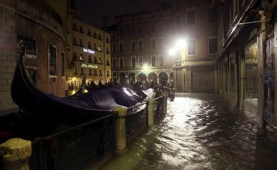 Những chiếc thuyền Gondola nổi trên mặt nước ở ngay Piazza San Marco, Venice, 01/11/2012.