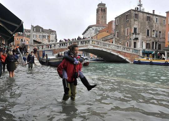 Dòng người qua lại trong dòng nước lụt gần cầu Ponte delle Guglie, Venice, 01/11/2012