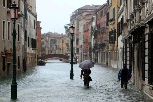 Người dân Venice đi lại trên phố trong “mùa nước nổi”