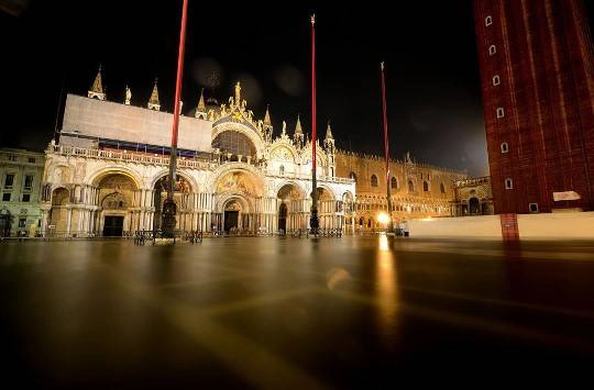 Quang cảnh Piazza San Marco (quảng trường Thánh Mark) trong một đêm ngập nước, 31/10/2012.