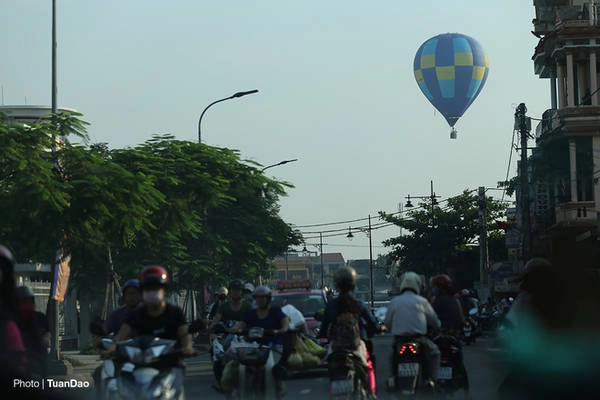 Những chiếc khinh khí cầu sau đó được điều khiển bay qua khu vực dân cư.