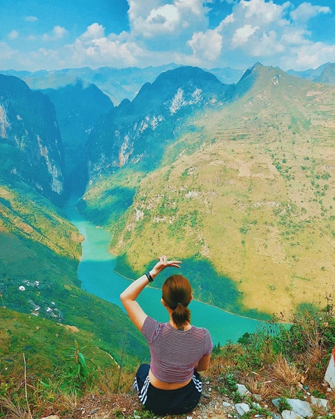 Nằm dưới chân những ngọn núi tai mèo hiểm trở của Hà Giang, dòng sông Nho Quế quanh năm êm đềm chảy giữa những vách đá, tạo thành một đường biên giới màu xanh biếc giữa đèo Mã Pí Lèng và đường Săm Pun. Ảnh:  louisscorpio.