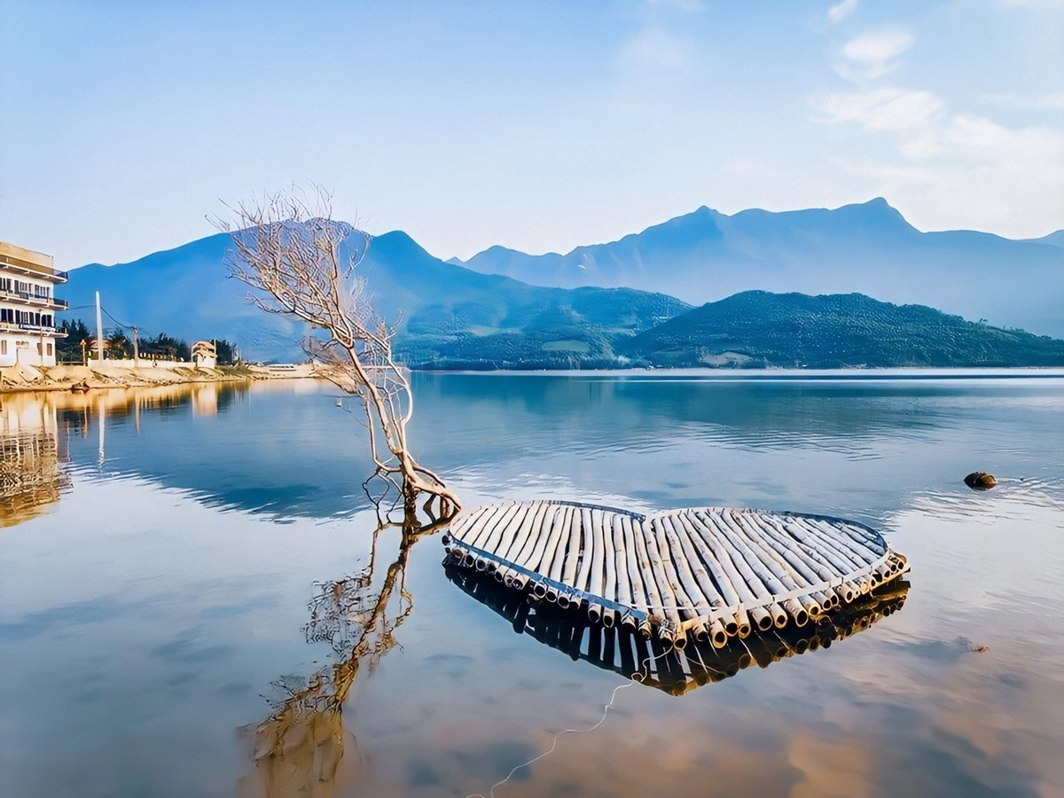 Ban quản lý đầm Lập An còn thiết kế những bè tre hình trái tim nhằm tạo không gian "sống ảo" lý tưởng cho du khách.