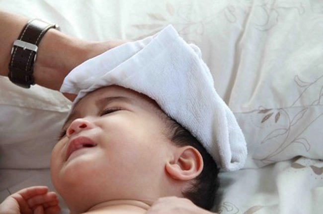 Chườm ấm cho trẻ sốt virus
