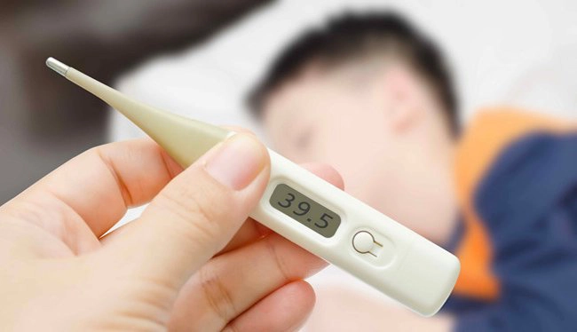 Trẻ sốt cao nên đưa đến bệnh viện