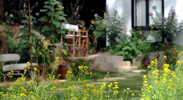 Còn gì thú vị hơn khi bạn được đắm mình trong ly cafe thơm, ngắm hoa trong khu vườn bí mật và tự do, thoái mái cảm nhận Đà Lạt theo cách của bạn tại Stop And Go Hotel.