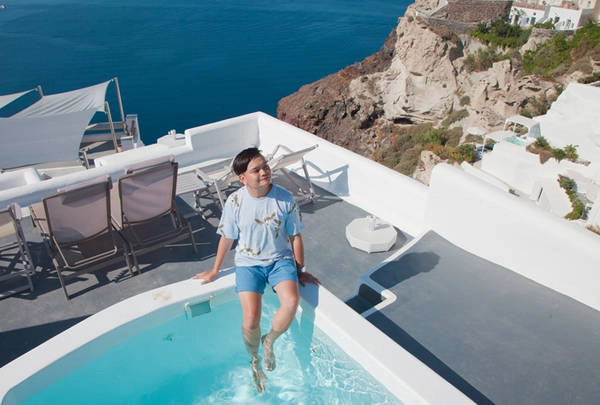 stylist-trinh-tu-trung-chia-se-kinh-nghiem-di-dao-thien-duong-santorini-ivivu-9