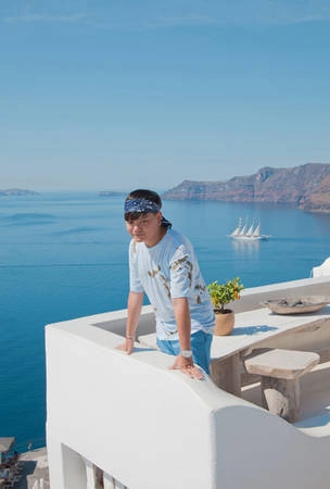 stylist-trinh-tu-trung-chia-se-kinh-nghiem-di-dao-thien-duong-santorini-ivivu-8