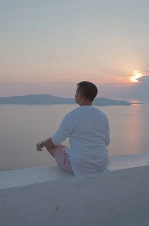 Chắc chắn bạn từng nghe qua Santorini là một trong những nơi có hoàng hôn đẹp nhất trên thế giới. Một lần chứng kiến mặt trời lặn ở đây thật sự khó quên.