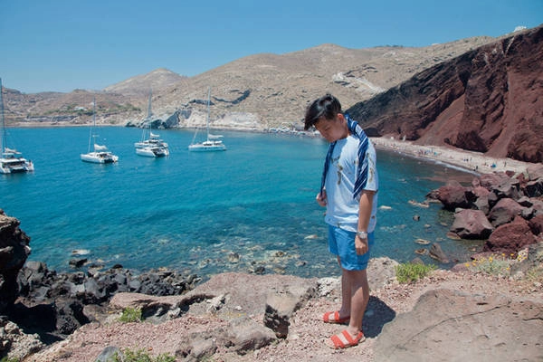Không chỉ hoàng hôn, Santorini còn sở hữu những bãi biển tuyệt vời mà Trịnh Tú Trung đã có dịp trải nghiệm như bãi biển đen, bãi biển đỏ và bãi biển trắng. Đây là các bãi biển do núi lửa hình thành. Bạn sẽ được chiêm ngưỡng những bãi biển nằm trọn giữa những dãy núi đất đá theo từng màu riêng biệt đen, trắng, đỏ.