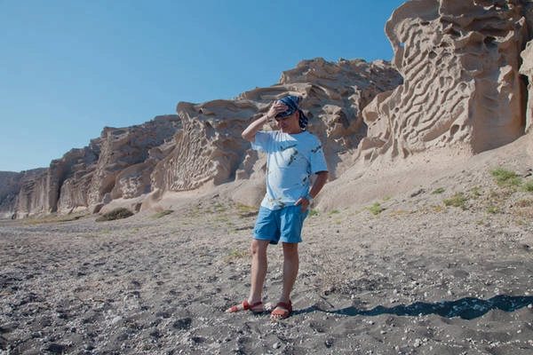 Ở Santorini có một bãi tắm nude, nơi mà người ta có thể hoàn toàn hoà mình vào biển trời. Xung quanh là những dãy núi cát được bào mòn tạo thành những hình khối đẹp không tưởng.