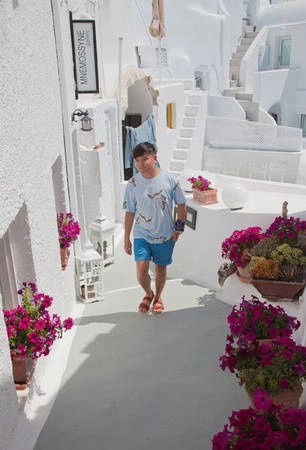 Santorini nổi tiếng với những căn nhà hai màu xanh và trắng. Theo quy định của Chính phủ Hy Lạp thì những ngôi nhà ở đây chỉ được sơn với hai màu xanh và trắng, và đặc biệt chỉ có nhà thờ thì mới được sơn mái màu xanh dương. Nhưng những năm gần đây, với sự phát triển mạnh mẽ về du lịch, hòn đảo xinh đẹp này đã có thêm nhiều màu sắc, nhưng cũng chỉ gam màu pastel mới được sử dụng.
