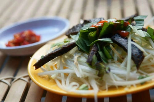 Đĩa xắp xắp đủ vị cay chua mặn ngọt có giá 10.000 - 15.000 đồng. Ảnh: Đà Lạt trong tôi Đĩa xắp xắp đủ vị cay chua mặn ngọt có giá 10.000 - 15.000 đồng. Ảnh: Đà Lạt trong tôi